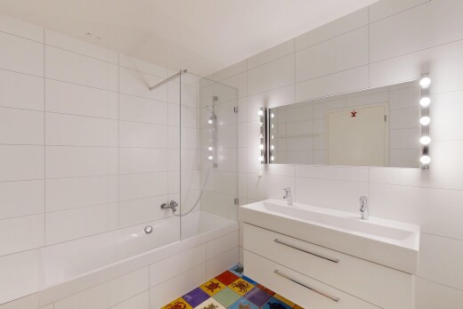 salle de bains avec salle de bain complète, douche-bain combinés, mur en carrelage, tile wall, et double vasque