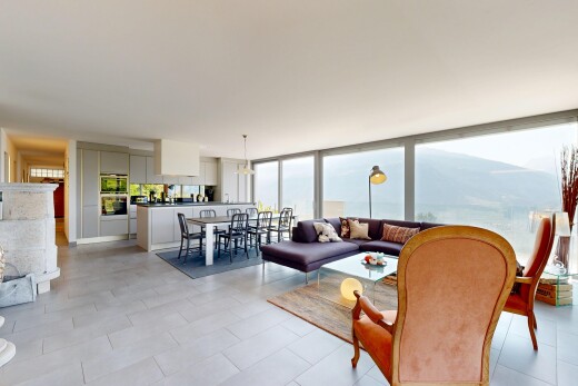 salon / salle à manger avec natural light, lumière naturelle, light floor, inside property, et full kitchen