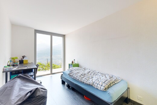chambre avec floor ceiling windows, fenêtres du sol au plafond, natural light, lumière naturelle, et inside property