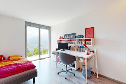 chambre avec accès à l'extérieur, wood finish floor, sol en finition bois, inside property, et floor ceiling windows