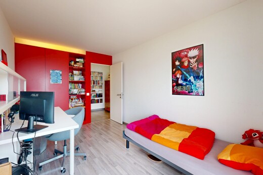 chambre avec espace bureau, drywall, cloison sèche, inside property, et wood finish floor