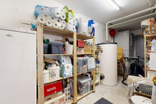 garde-manger avec chauffe-eau
