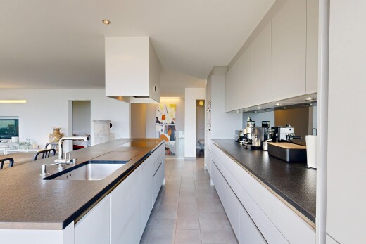 cuisine avec plans de travail, dark countertops, armoires blanches, white cabinets, et inside property