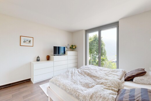 chambre avec sol en finition bois, wood finish floor, lumière naturelle, natural light, et cloison sèche