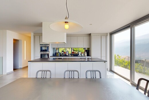 cuisine avec pendant lighting, éclairage suspendu, inside property, light floor, et full kitchen