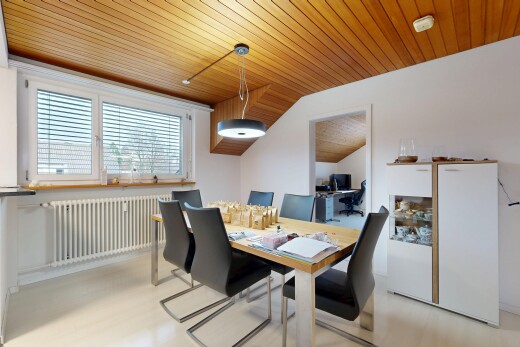 salle à manger avec plafond en bois, wood ceiling, radiateur, inside property, et lumière naturelle
