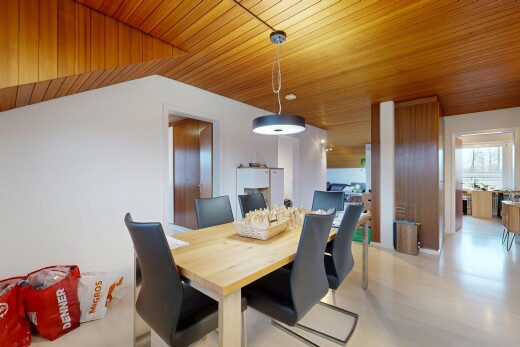 salle à manger avec plafond en bois, wood ceiling, inside property, cloison sèche, et drywall