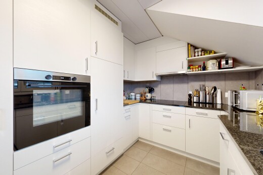 cuisine avec four, armoires blanches, inside property, sol en carrelage, et tile floor