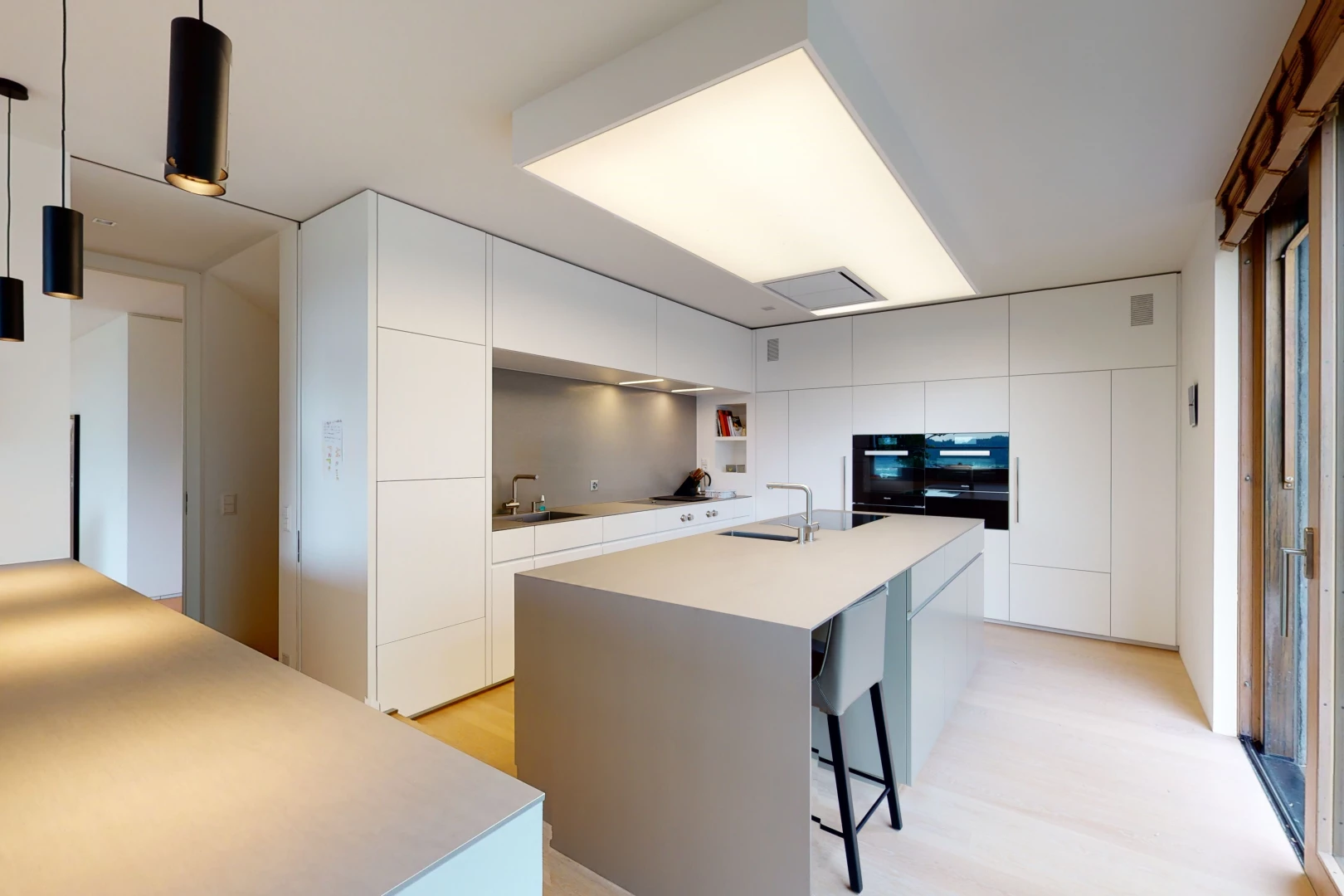küche mit schränke mit flachen paneelen, kücheninsel, holzfußboden, wood finish floor, und pendelleuchte