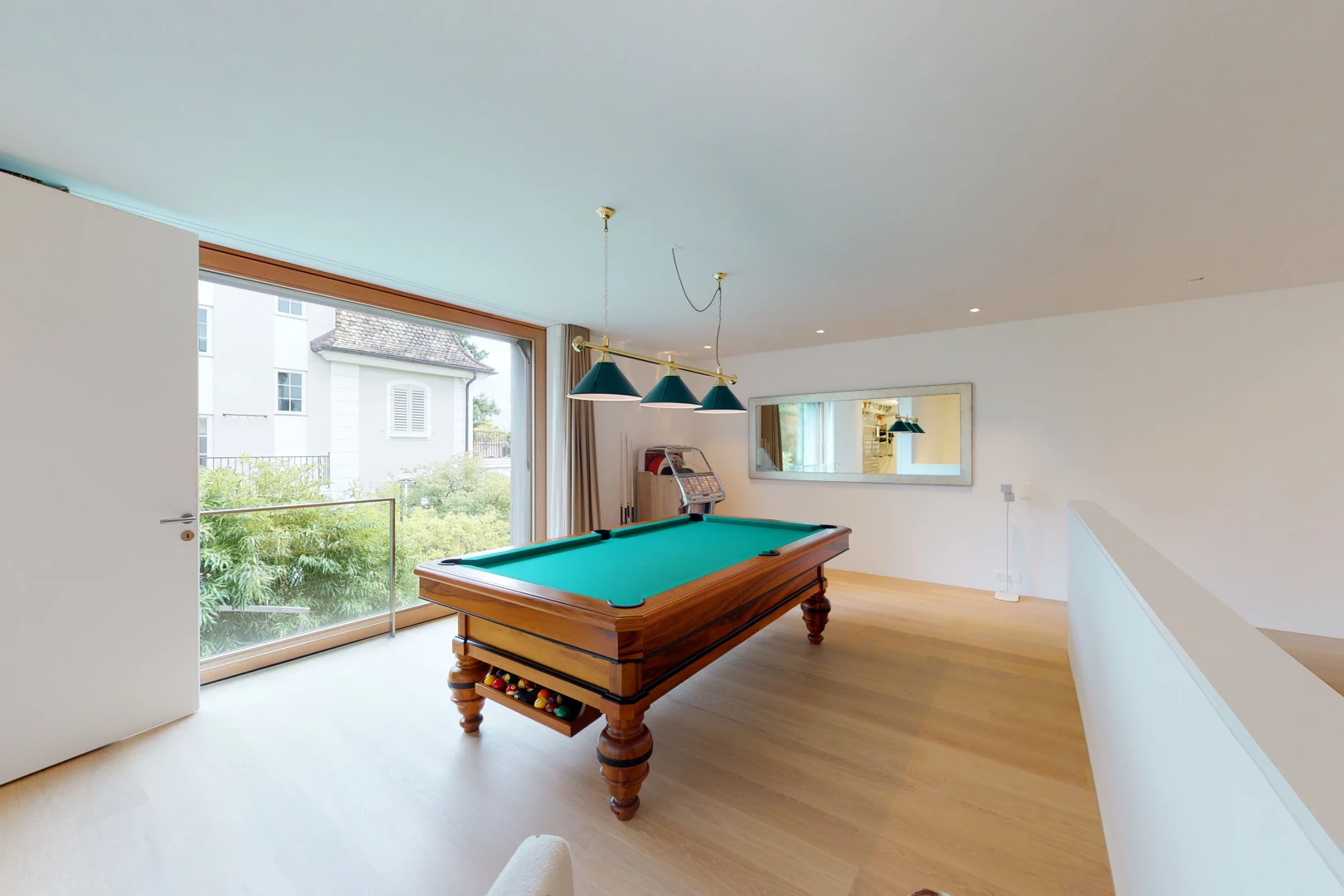zimmer / schlafzimmer mit natürliches licht, natural light, holzfußboden, wood finish floor, und gipskartonwand