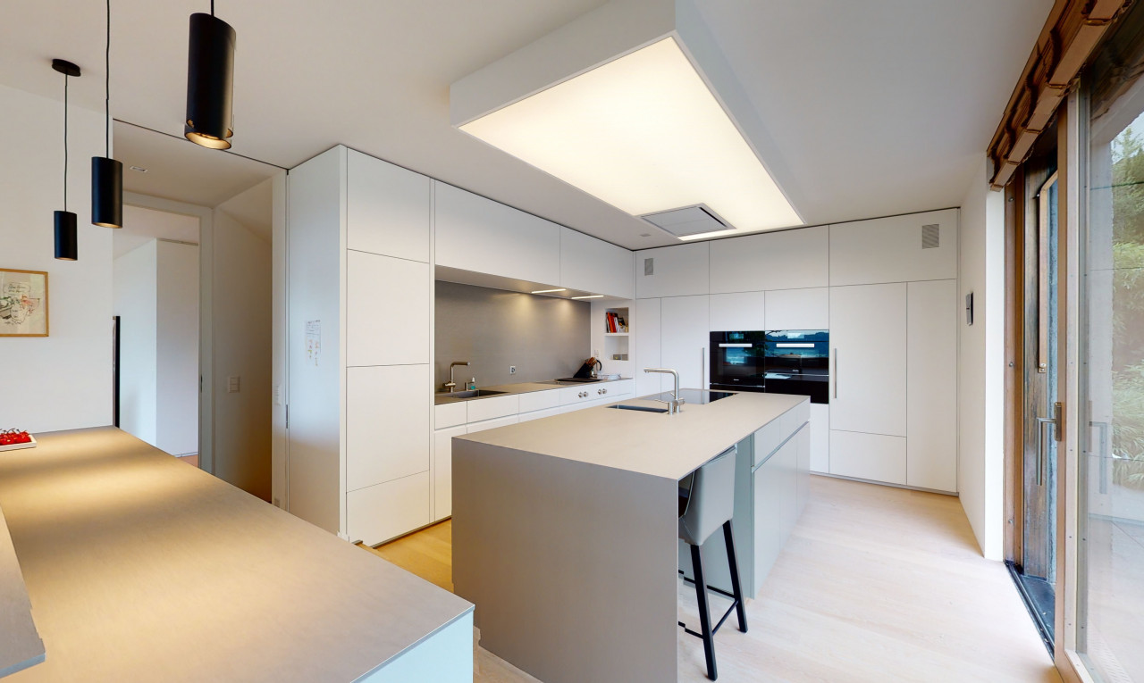 küche mit schränke mit flachen paneelen, kücheninsel, holzfußboden, wood finish floor, und pendelleuchte