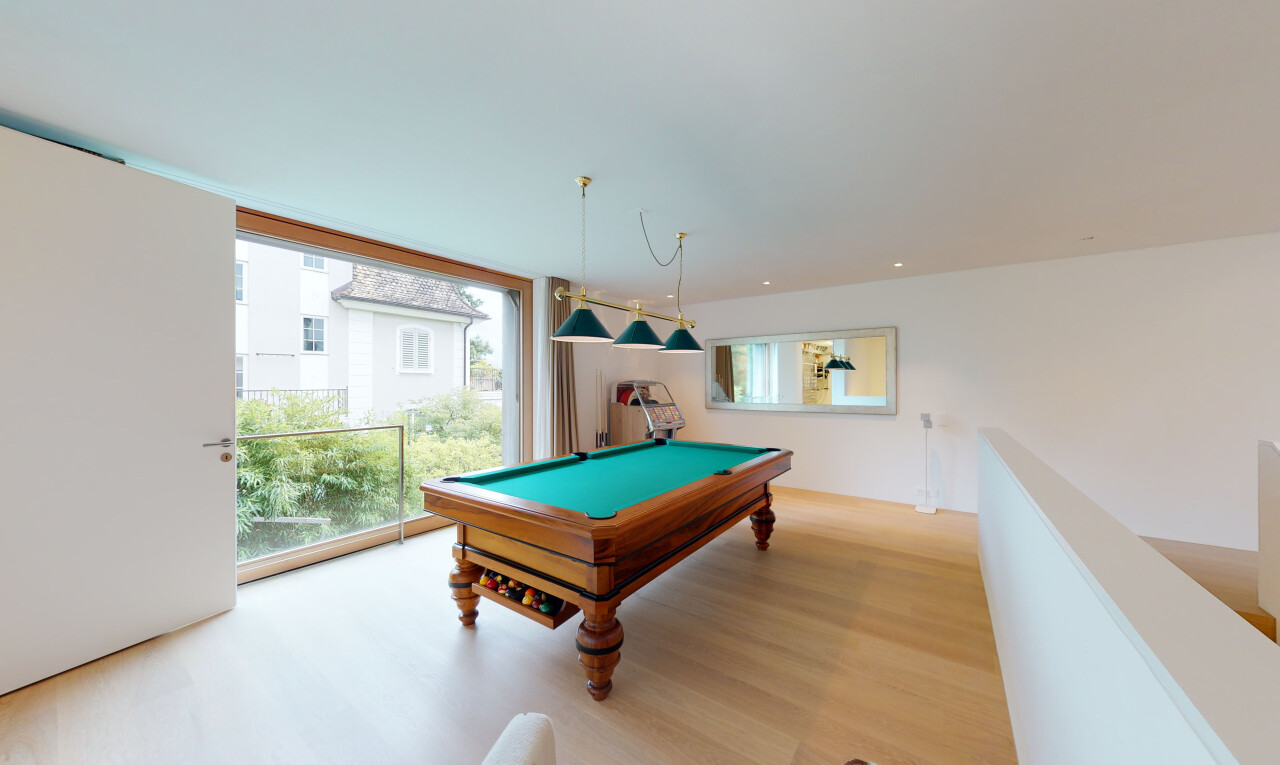 zimmer / schlafzimmer mit natürliches licht, natural light, holzfußboden, wood finish floor, und gipskartonwand