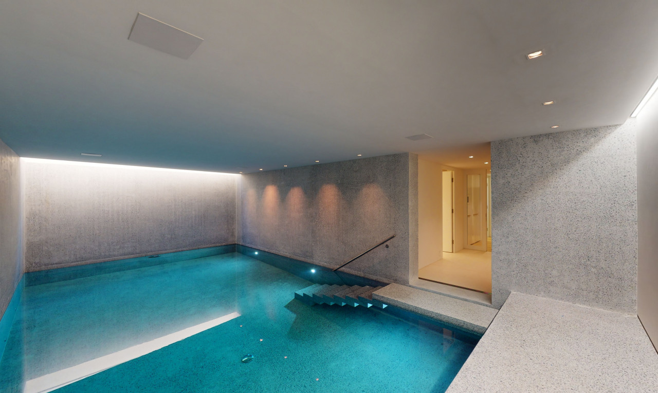 schwimmbad mit inside property und schwimmbad