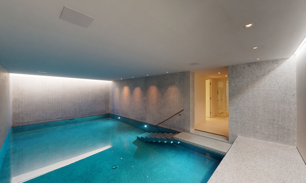 schwimmbad mit inside property und schwimmbad