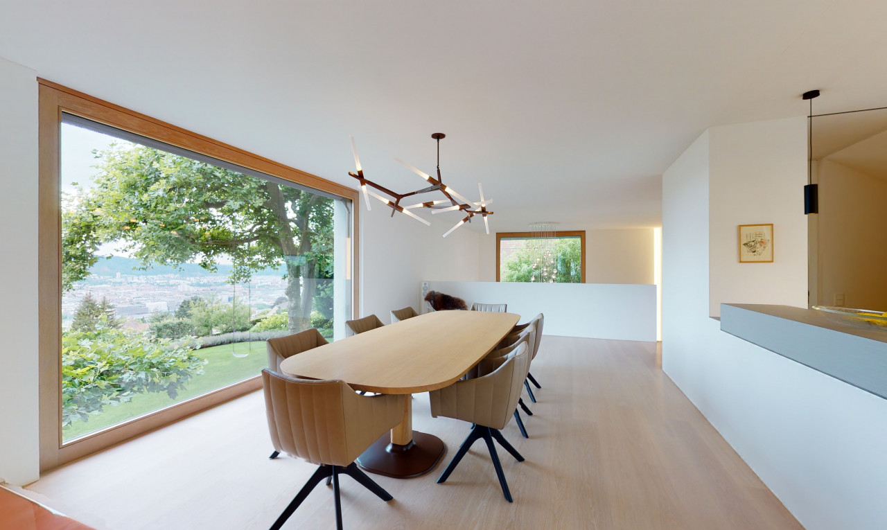 esszimmer mit inside property, gipskartonwand, drywall, bemerkenswerter kronleuchter, und natürliches licht