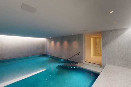 schwimmbad mit inside property und schwimmbad