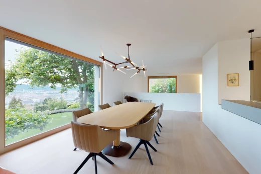 esszimmer mit inside property, gipskartonwand, drywall, bemerkenswerter kronleuchter, und natürliches licht