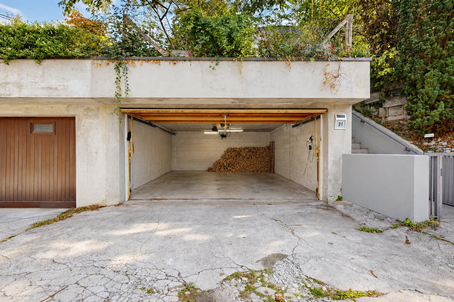 terrasse mit garage und day time