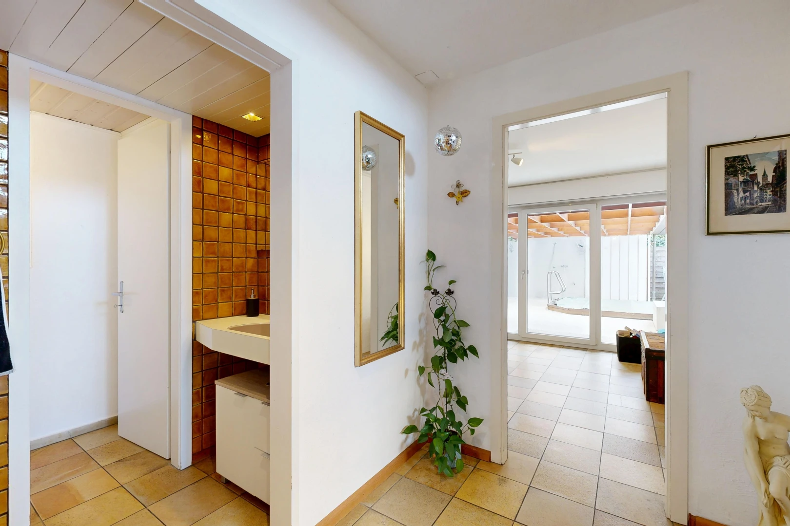 halle / korridor mit gipskartonwand, drywall, light floor, inside property, und fliesenboden
