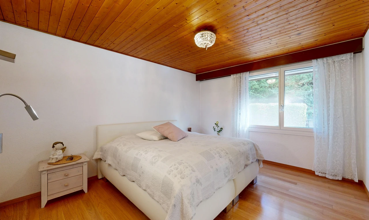 zimmer / schlafzimmer mit wood ceiling, holzdecke, drywall, gipskartonwand, und light floor