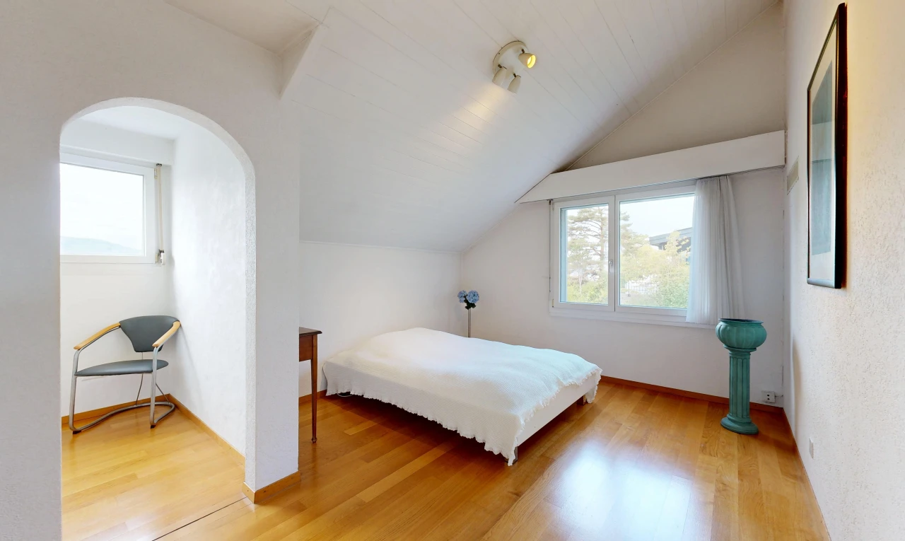 zimmer / schlafzimmer mit vaulted ceiling, dachschräge, zusätzliches zimmer, wood finish floor, und holzfußboden
