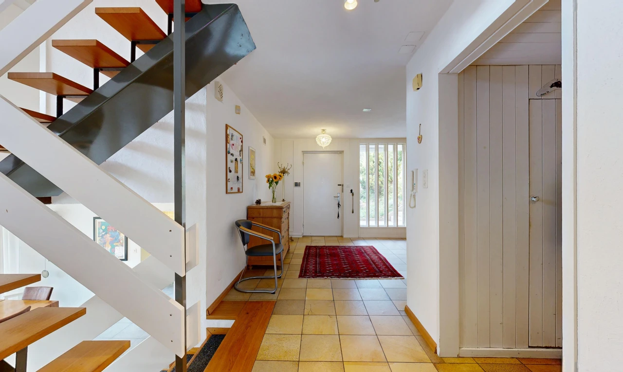 halle / korridor mit treppen, außenzugang, drywall, gipskartonwand, und light floor
