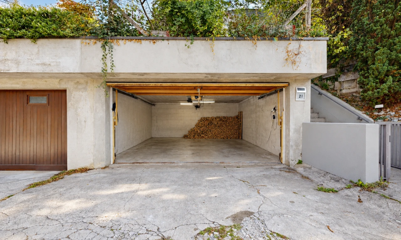terrasse mit garage und day time