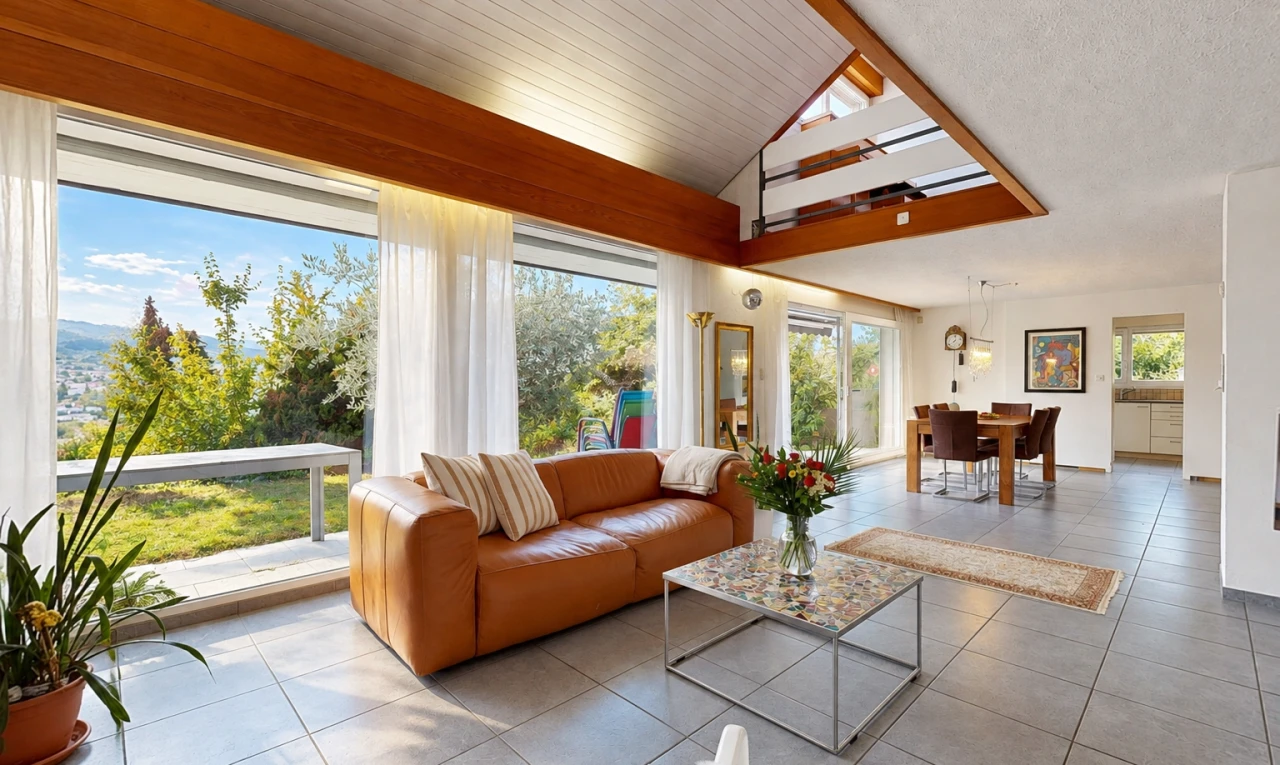 wohn- / esszimmer mit day time, dachschräge, vaulted ceiling, natürliches licht, und außenzugang