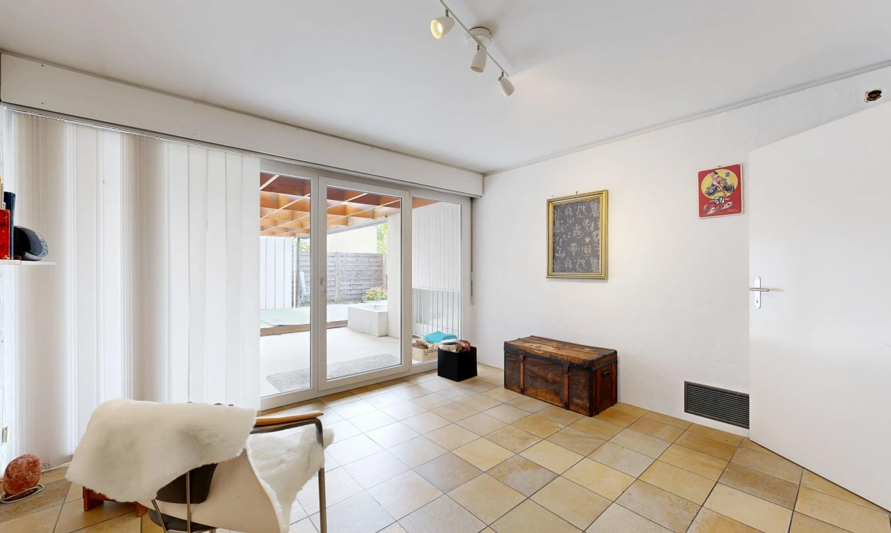 wohnzimmer mit gipskartonwand, drywall, außenzugang, deckenbeleuchtung, und lüftungsgitter