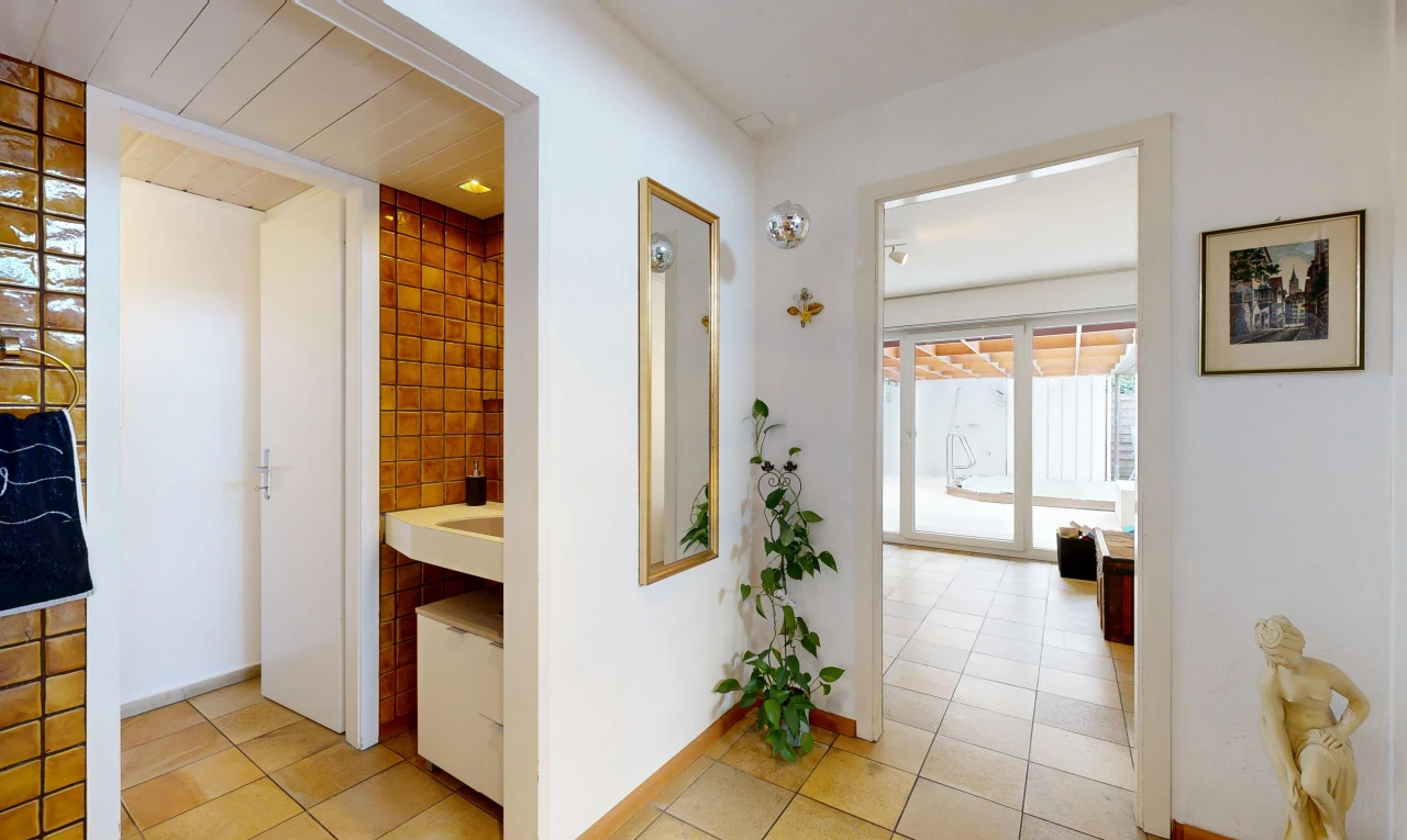 halle / korridor mit gipskartonwand, drywall, light floor, inside property, und fliesenboden