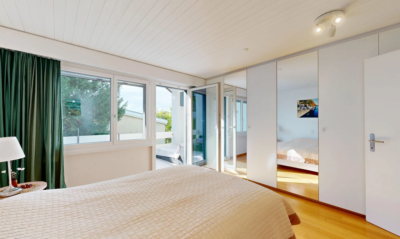 zimmer / schlafzimmer mit inside property, kleiderschrank, holzfußboden, wood finish floor, und light floor