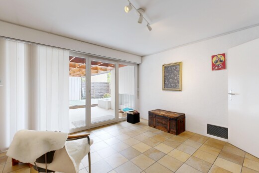 wohnzimmer mit gipskartonwand, drywall, außenzugang, deckenbeleuchtung, und lüftungsgitter