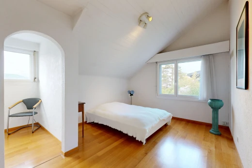 zimmer / schlafzimmer mit vaulted ceiling, dachschräge, zusätzliches zimmer, wood finish floor, und holzfußboden