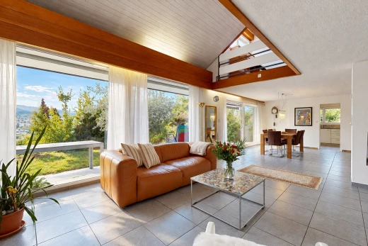 wohn- / esszimmer mit day time, dachschräge, vaulted ceiling, natürliches licht, und außenzugang