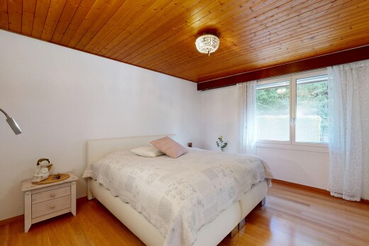 zimmer / schlafzimmer mit wood ceiling, holzdecke, drywall, gipskartonwand, und light floor