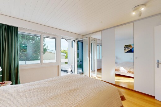 zimmer / schlafzimmer mit inside property, kleiderschrank, holzfußboden, wood finish floor, und light floor