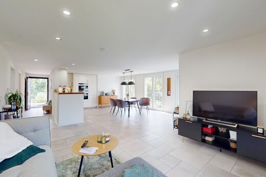 wohn- / esszimmer mit fernseher, einbauleuchten, recessed lighting, natürliches licht, und natural light