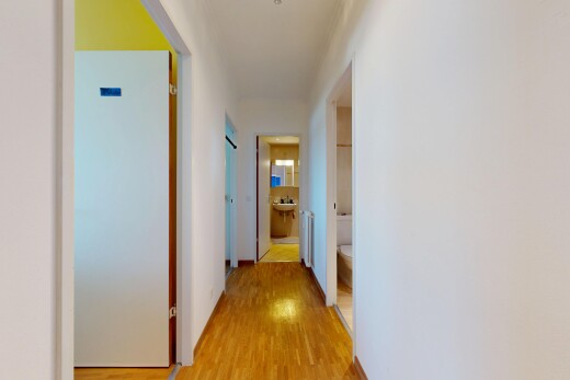 halle / korridor mit gipskartonwand, drywall, holzfußboden, wood finish floor, und light floor