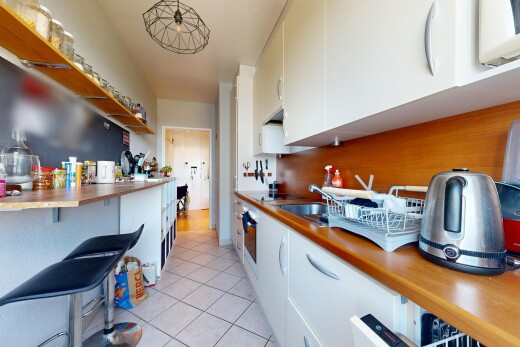 cuisine avec light floor, armoires blanches, white cabinets, sol en carrelage, et tile floor