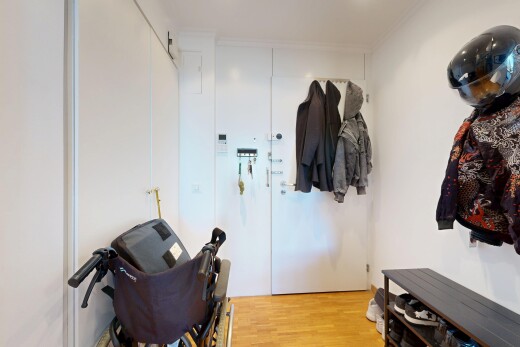 couloir avec sol en finition bois, wood finish floor, cloison sèche, drywall, et light floor