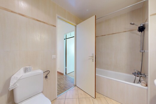 salle de bains avec toilette, salle de bain complète, douche-bain combinés, mur en carrelage, et tile wall