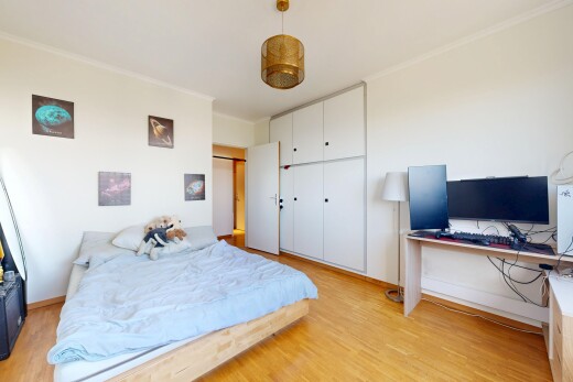 chambre avec moulures, crown molding, cloison sèche, drywall, et placard
