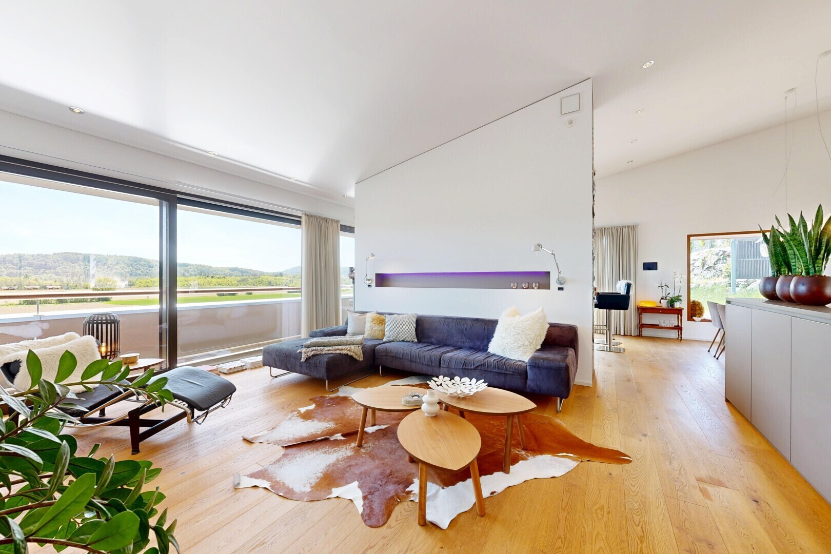 wohnzimmer mit inside property, wood finish floor, holzfußboden, natural light, und natürliches licht