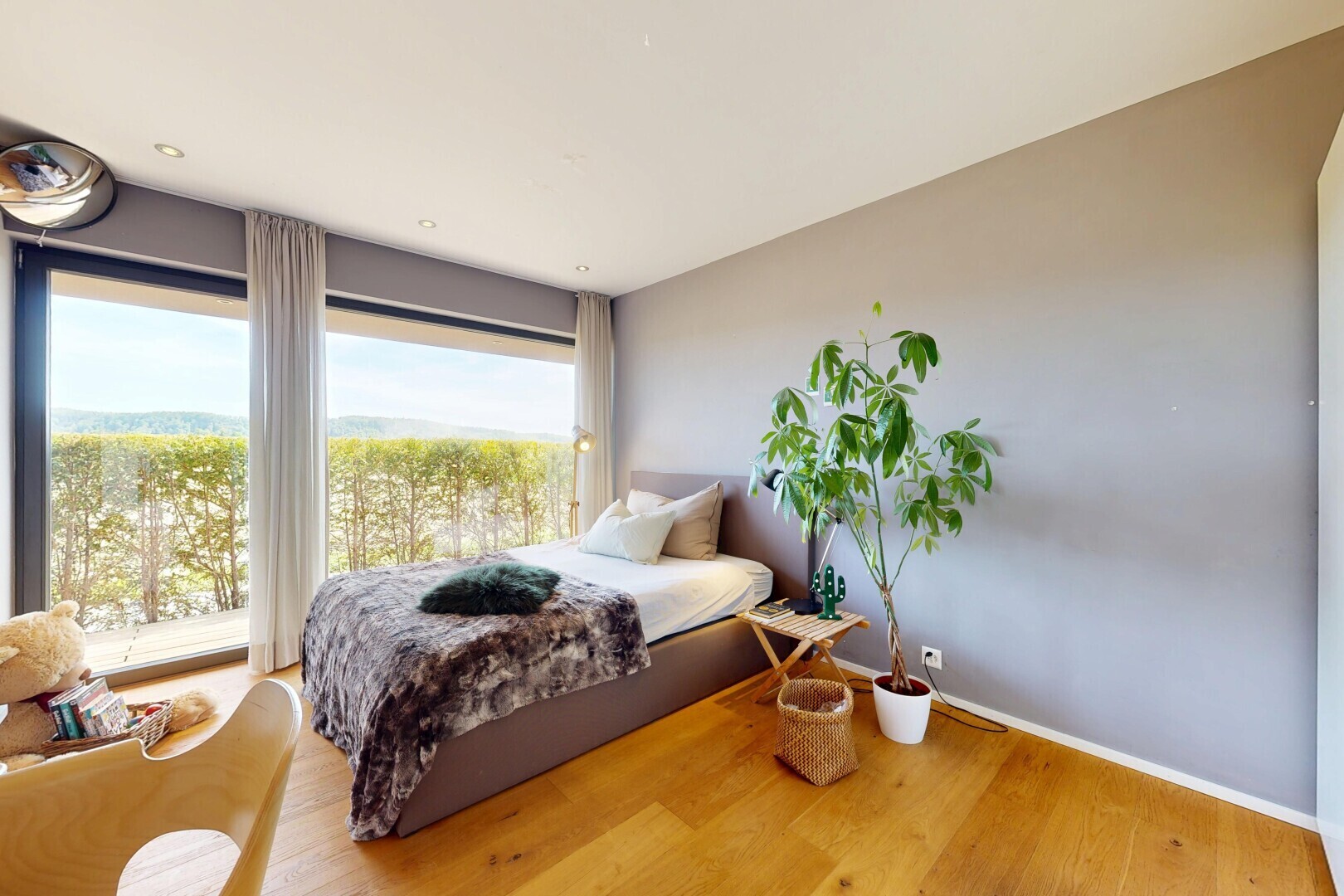 zimmer / schlafzimmer mit holzfußboden, wood finish floor, gipskartonwand, drywall, und day time