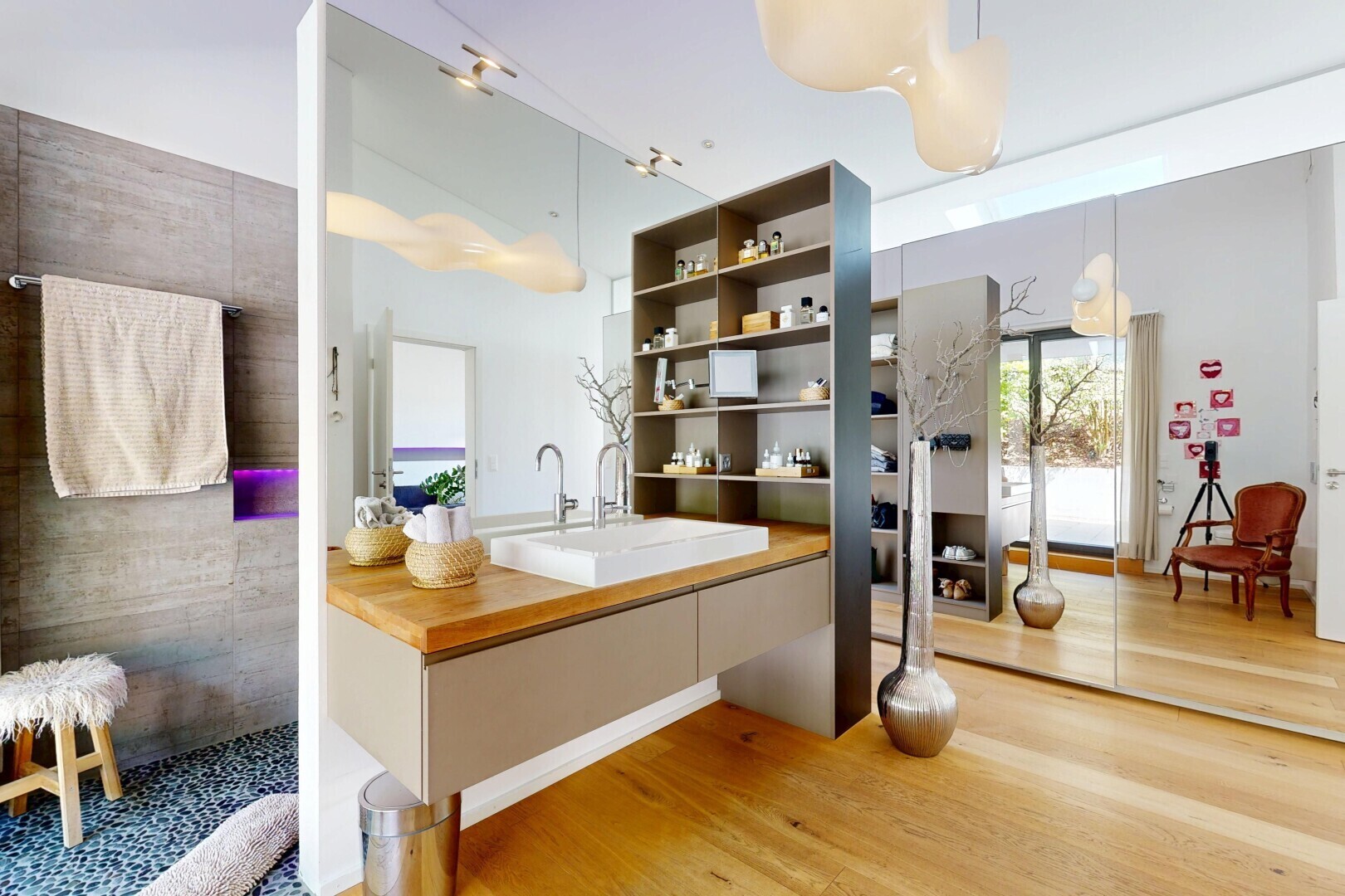 küche mit arbeitsfläche, butcher block countertops, light countertops, wood finish floor, und holzfußboden