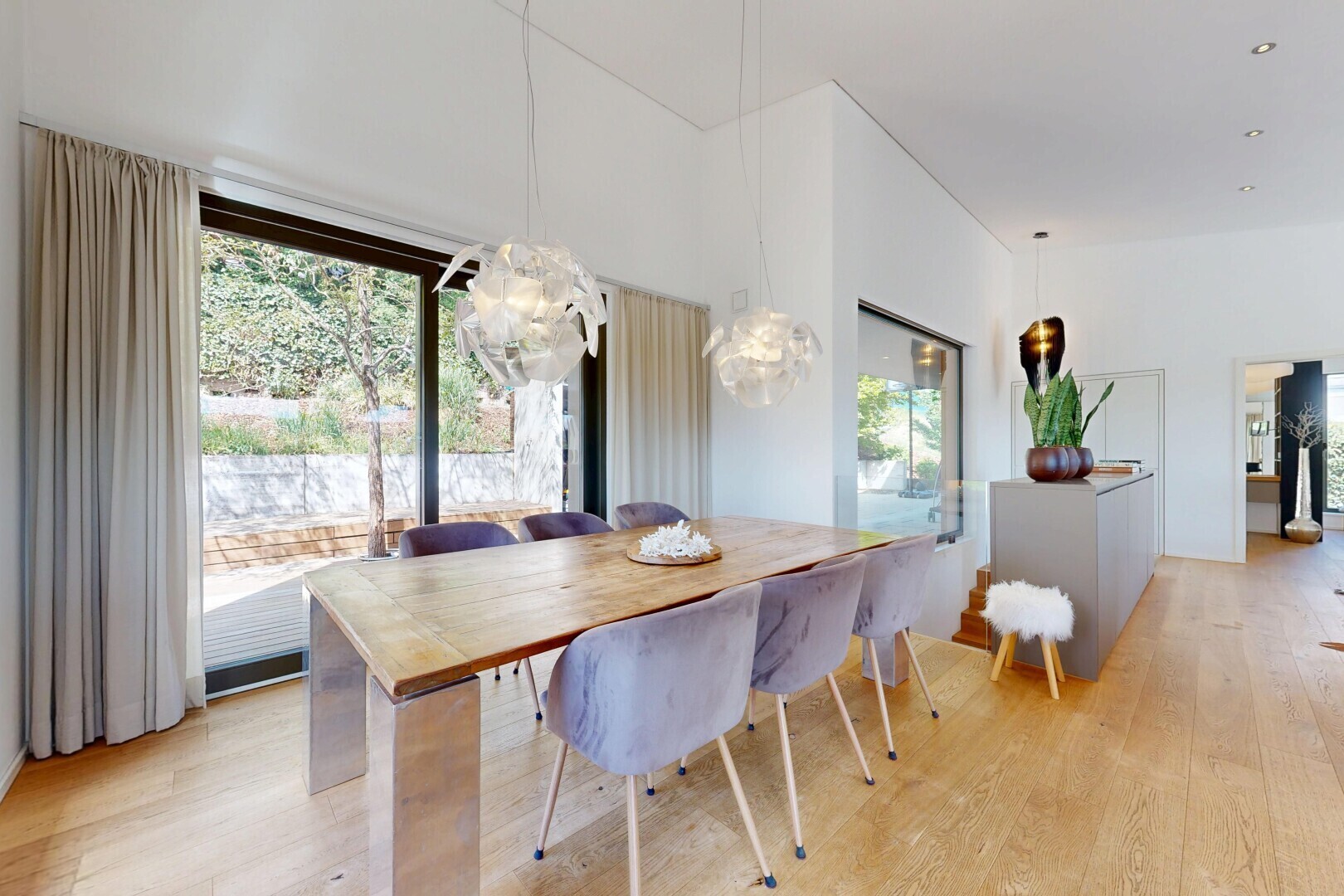 esszimmer mit inside property, holzfußboden, wood finish floor, natürliches licht, und natural light
