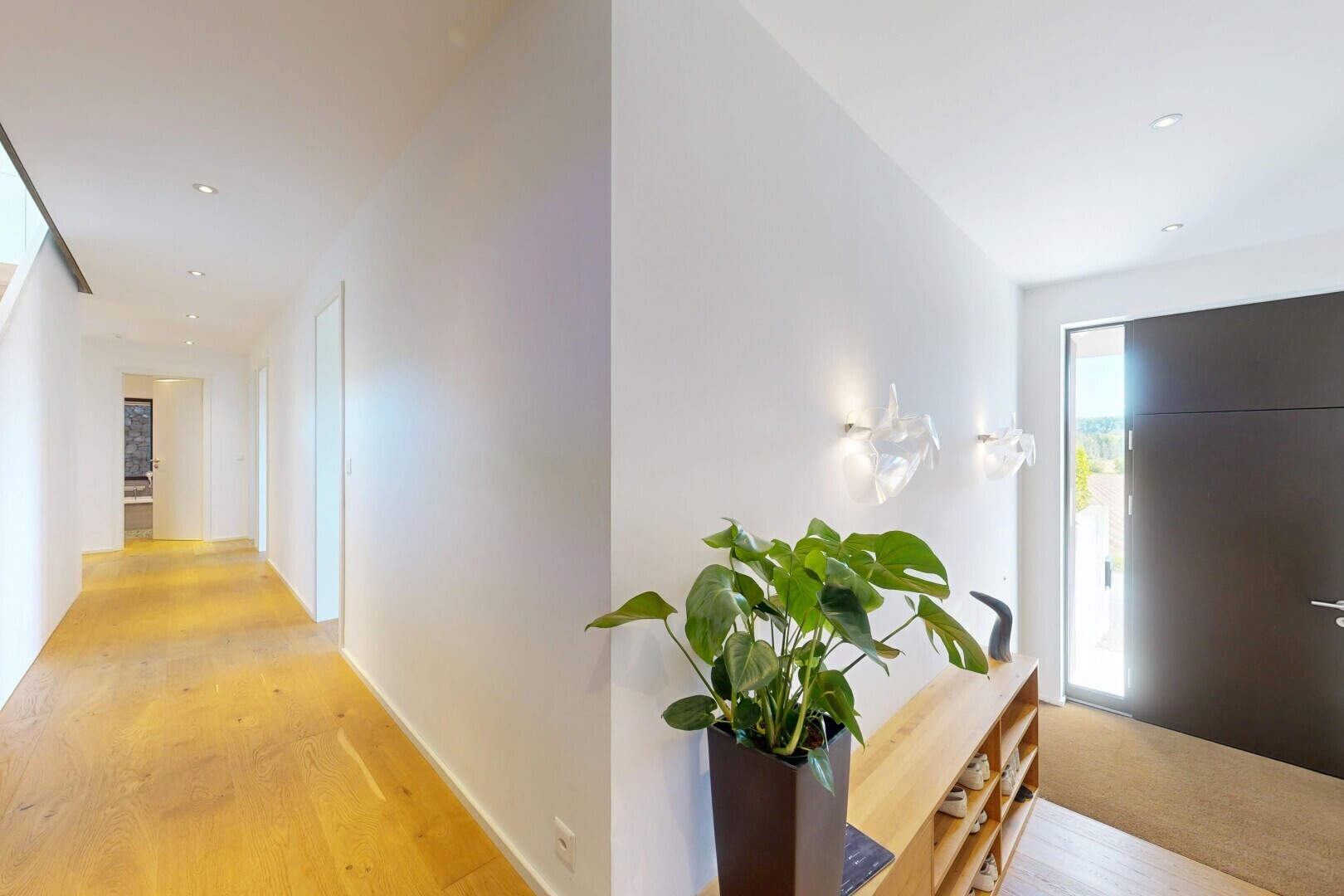 halle / korridor mit drywall, gipskartonwand, inside property, wood finish floor, und holzfußboden