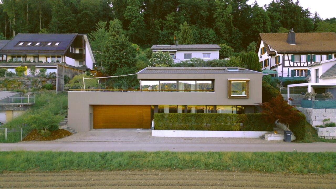 außenansicht mit stuckverkleidung, property visible, und garage angeschlossen
