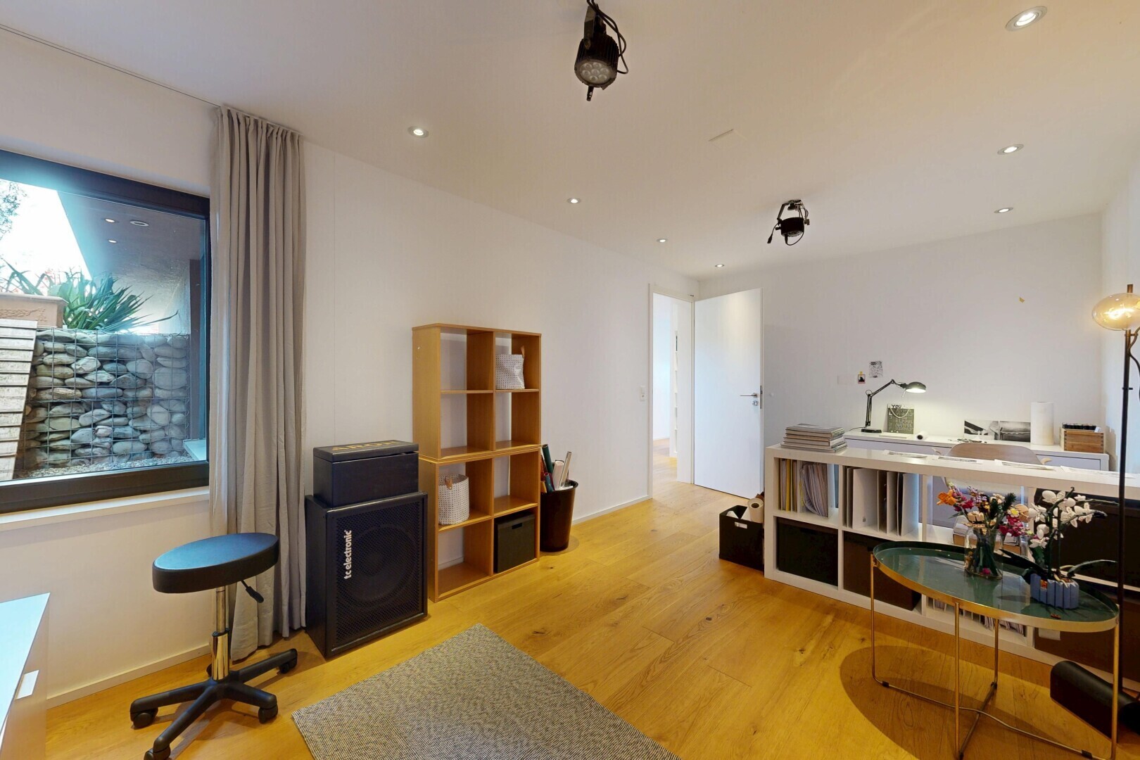 wohnzimmer mit drywall, gipskartonwand, inside property, wood finish floor, und holzfußboden