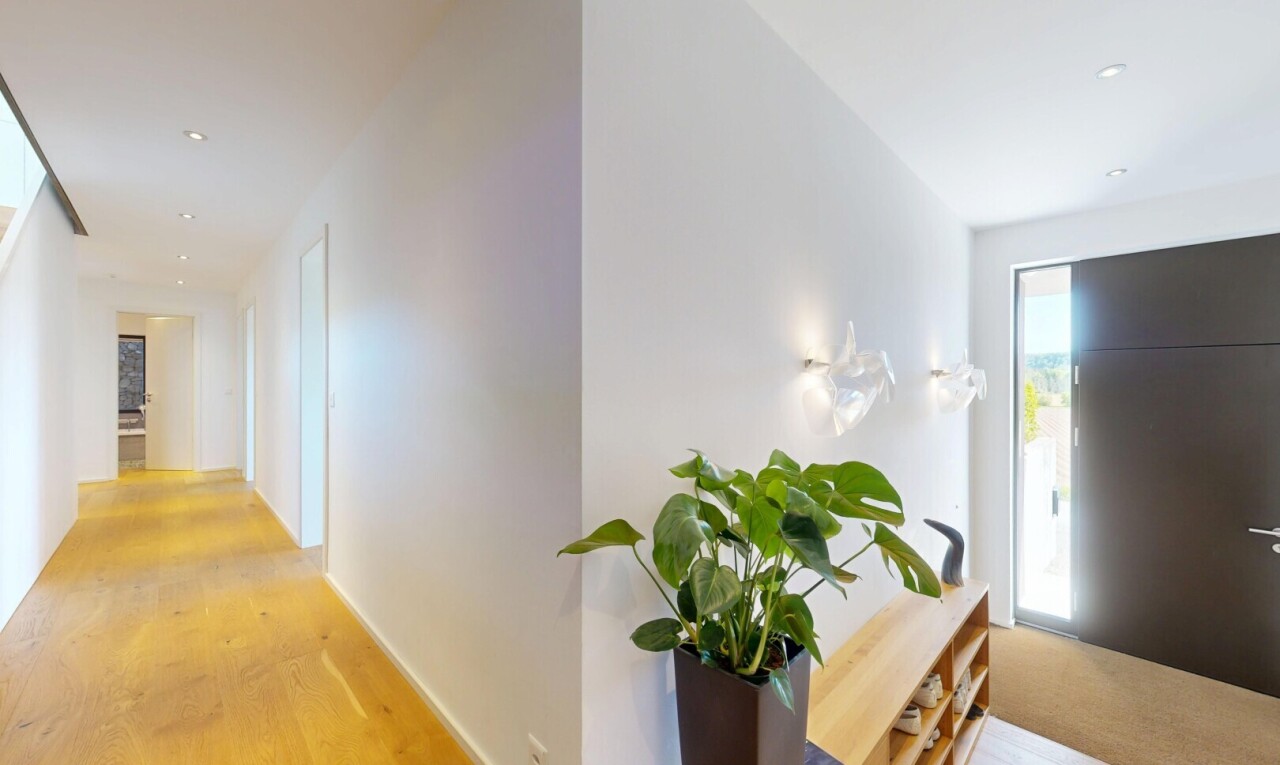 halle / korridor mit drywall, gipskartonwand, inside property, wood finish floor, und holzfußboden